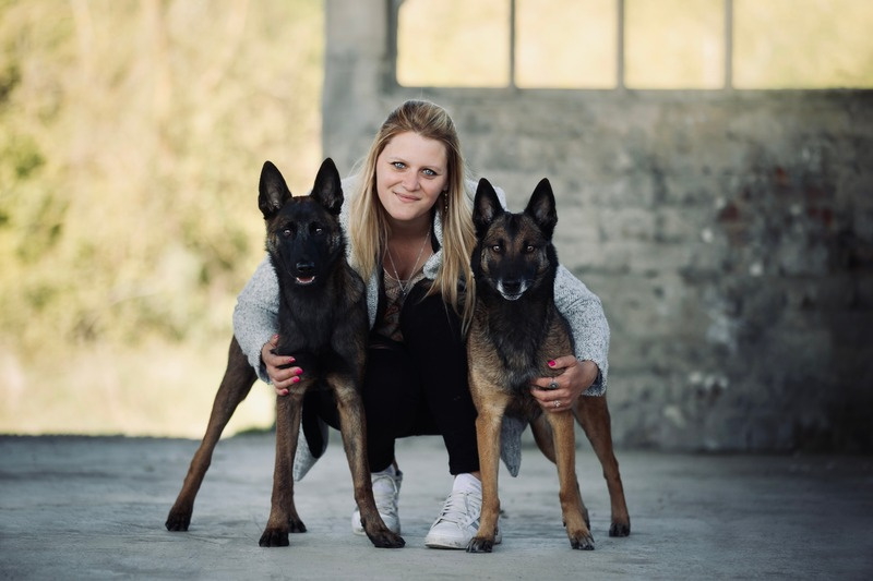 Amaryllis accroupie avec ses deux chiens